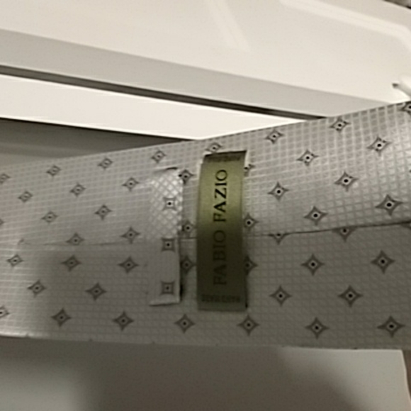 Fabio Fazio Silver with black 4 point star patterned Tie handmade 100% silk - Picture 5 of 6